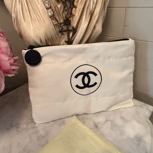 NIP CHANEL White Cosmetic Bag with Iconic Logo Black zipper pull - Picture 1 of 4